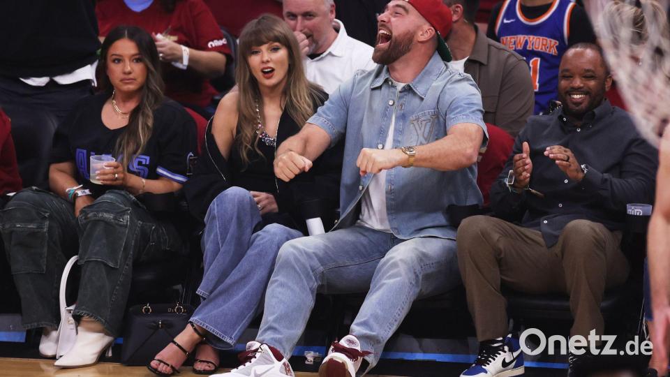Taylor Swift und NFL-Profi Travis Kelce saßen im Publikum. Bild: Tim Phillis/AP/dpa