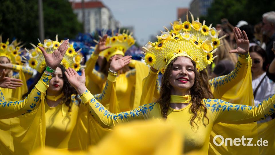 Darsteller tanzen bei der Parade beim Karneval der Kulturen in Berlin. Bild: Christophe Gateau/dpa