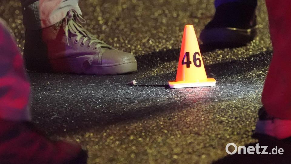Die Polizei des US Secret Service steht an einem Tatort in der Nähe des Weißen Hauses. In unmittelbarer Nähe des Weißen Hauses haben Sicherheitskräfte Schüsse eines mutmaßlichen Angreifers erwidert und diesen dabei tödlich verletzt. Bild: Alex Brandon/AP/dpa