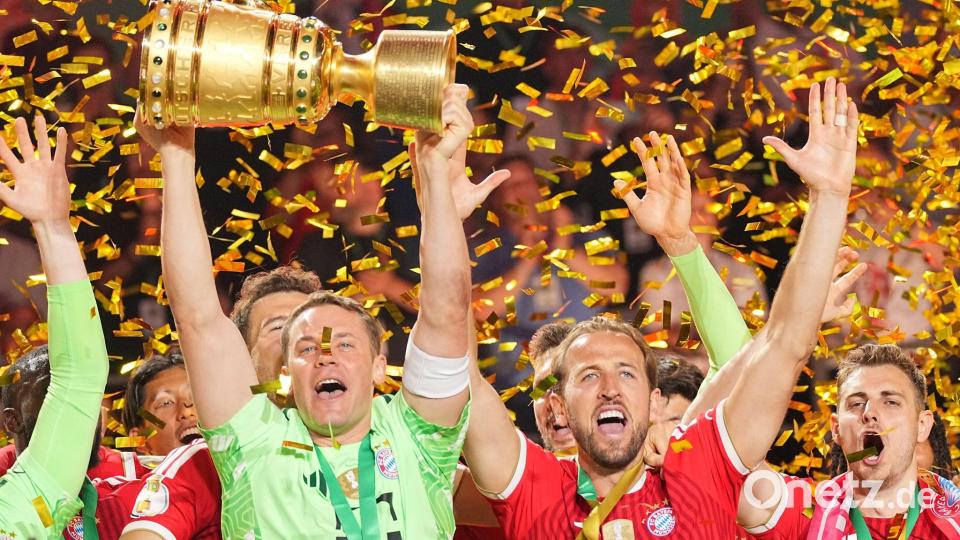 Manuel Neuer stemmt den DFB-Pokal in die Höhe. Bild: Michael Kappeler/dpa