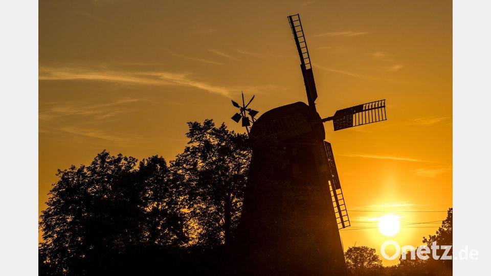 Die Sonne geht hinter der Turmholländermühle in Dörrwalde unter. Bild: Frank Hammerschmidt/dpa