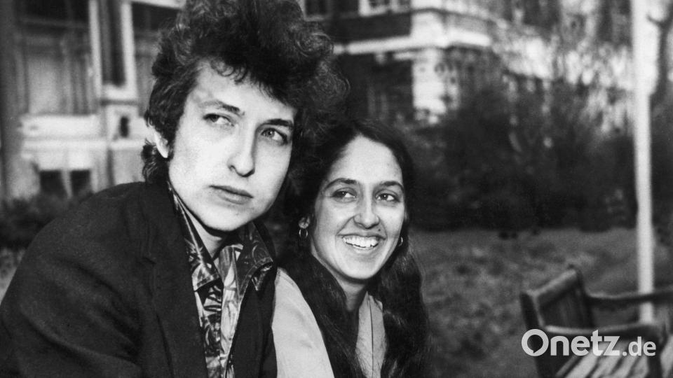 Diese Aufnahme von 1965 zeigt den jungen Dylan und seine Kollegin Joan Baez. Bild: UPI/dpa