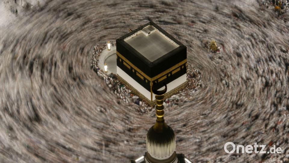 Dieses mit einer langsamen Verschlusszeit aufgenommene Foto zeigt muslimische Pilger, die während der jährlichen Hadsch-Pilgerfahrt in Mekka, die Kaaba, die heiligste Stätte des Islams, an der Großen Moschee umrunden. Bild: Altaf Qadri/AP/dpa