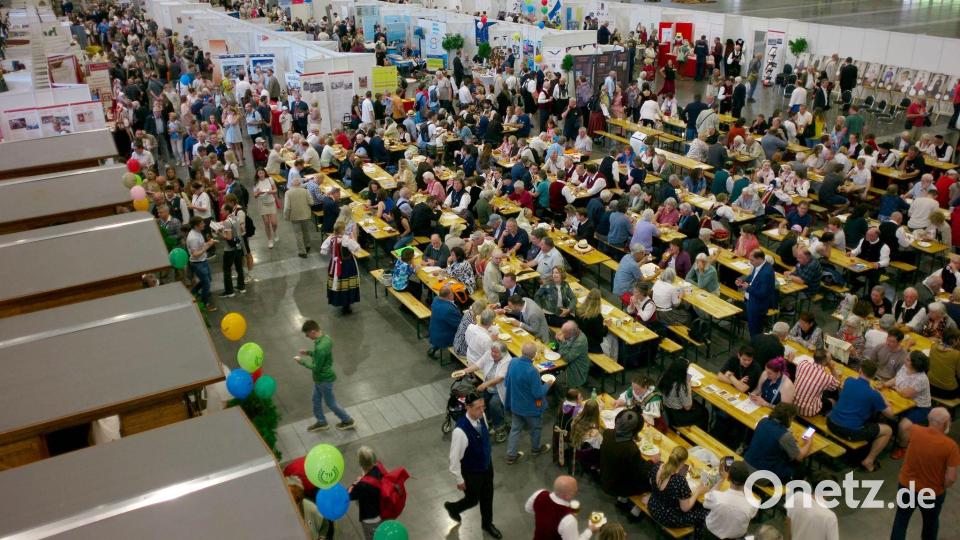 Blick auf das Haupttreffen des Sudetendeutschen Tages auf dem Messegelände. Bild: Michael Heitmann/dpa