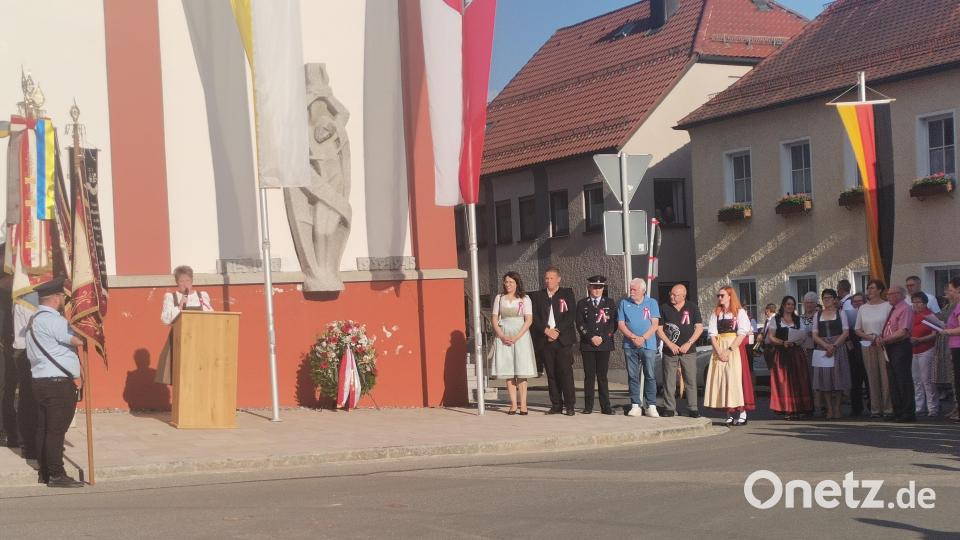 Bürgermeisterin Sonja Meier gedachte der Verstorbenen und legte einen Kranz nieder. Bild: amö