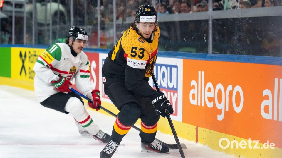 NHL-Star Moritz Seider (r) spricht nach dem drohenden deutschen Vorrunden-Aus Klartext. Bild: Claudio Thoma/KEYSTONE/dpa