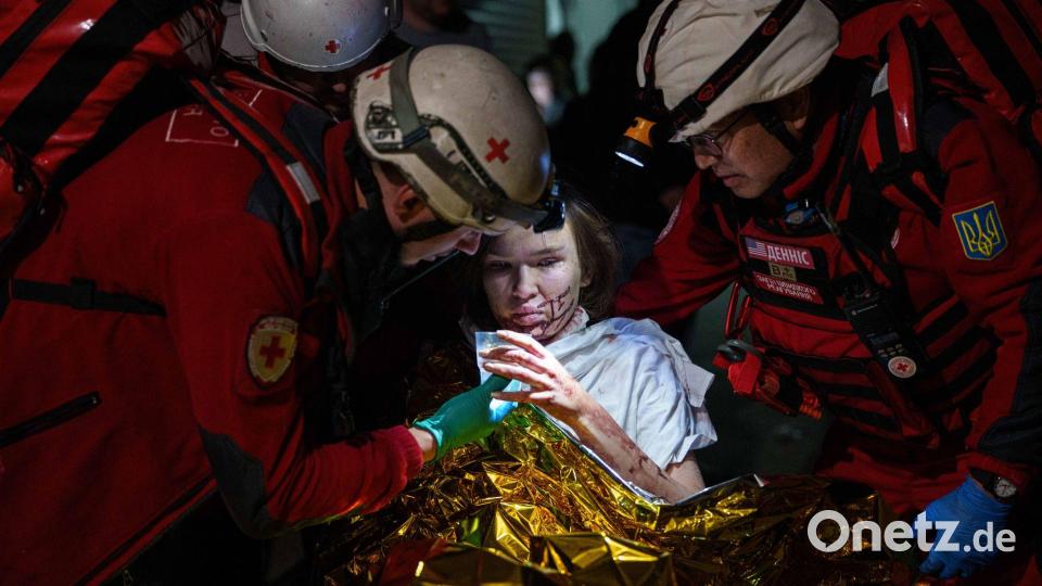 Bei den russischen Angriffen sind Dutzende Menschen in der Hauptstadt Kiew verletzt worden. Bild: Evgeniy Maloletka/AP/dpa