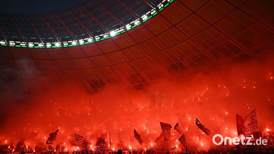Pyrotechnik sorgten für eine Spielunterbrechung im Olympiastadion. Bild: Tom Weller/dpa