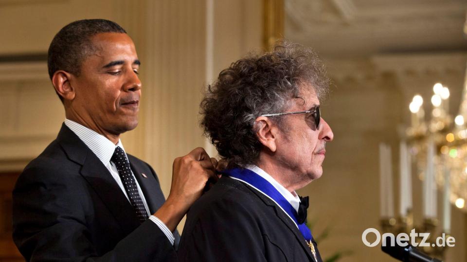 Der damalige US-Präsident Barack Obama zeichnete Dylan 2012 persönlich mit der Freiheitsmedaille aus. (Archivbild) Bild: picture alliance / dpa