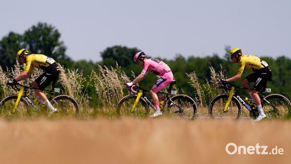Jonas Vingegaard (M) verteidigte sein Rosa Trikot. Bild: Fabio Ferrari/LaPresse/AP/dpa