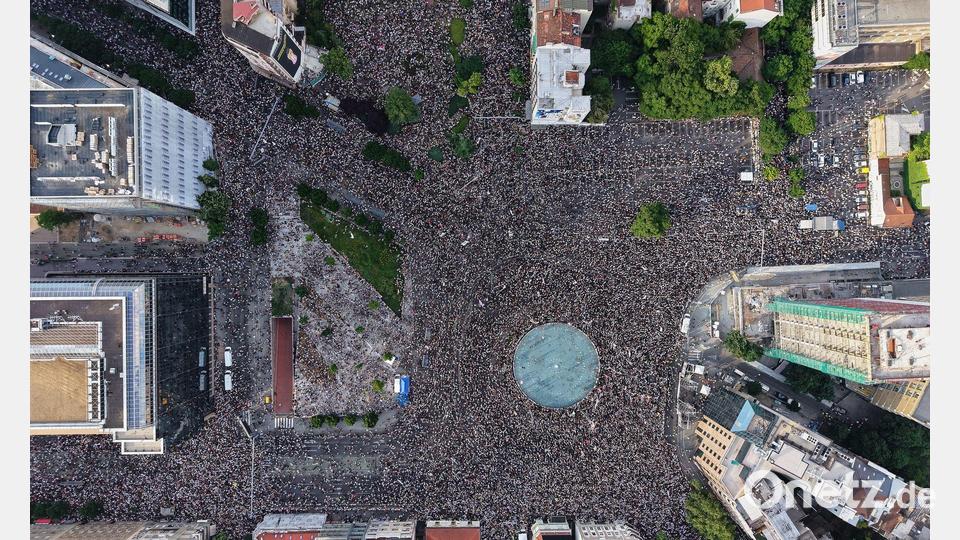 Zehntausende Menschen demonstrierten in Belgrad für vorgezogene Neuwahlen in Serbien. Bild: Armin Durgut/AP/dpa