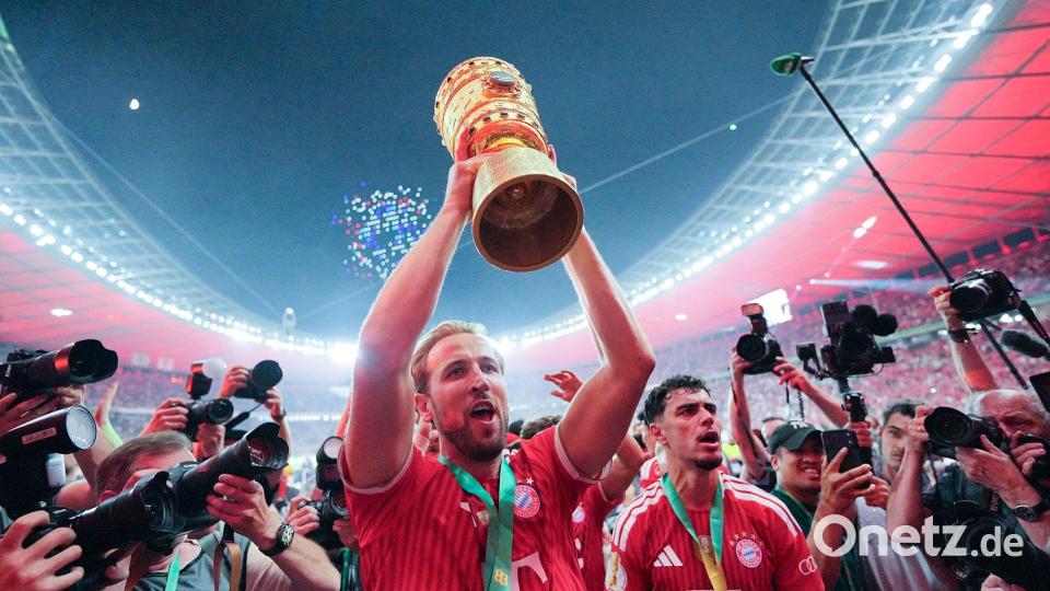Harry Kane jubelt mit dem DFB-Pokal. Bild: Michael Kappeler/dpa