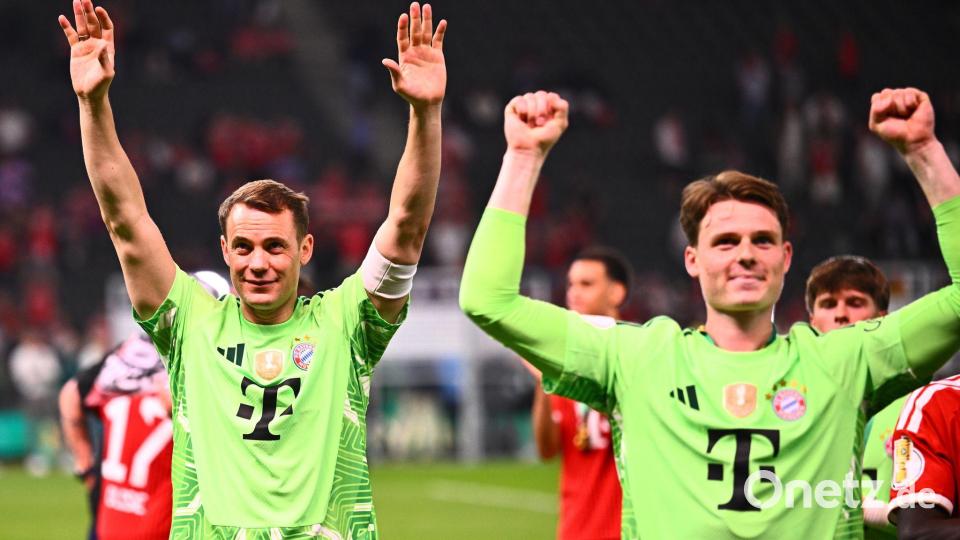 Manuel Neuer (l.) und Jonas Urbig (r.) feiern den Pokalsieg. Bild: Tom Weller/dpa