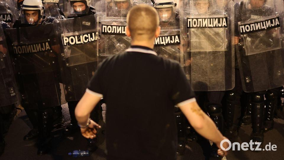 Ein regierungskritischer Demonstrant verspottet die Bereitschaftspolizei während einer von protestierenden serbischen Universitätsstudenten angeführten Kundgebung, die politische Veränderungen in dem von Präsident Aleksandar Vucic geführten Balkanland fordern. Bild: Armin Durgut/AP/dpa