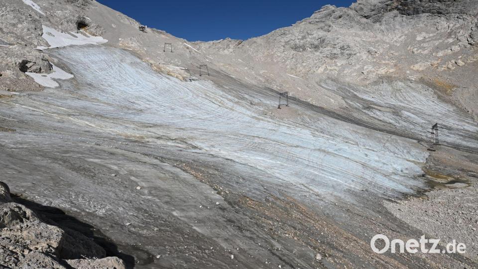 Kaum noch Schnee liegt auf einem Gletscher auf dem Zugspitzplatt. Bild: Angelika Warmuth/dpa
