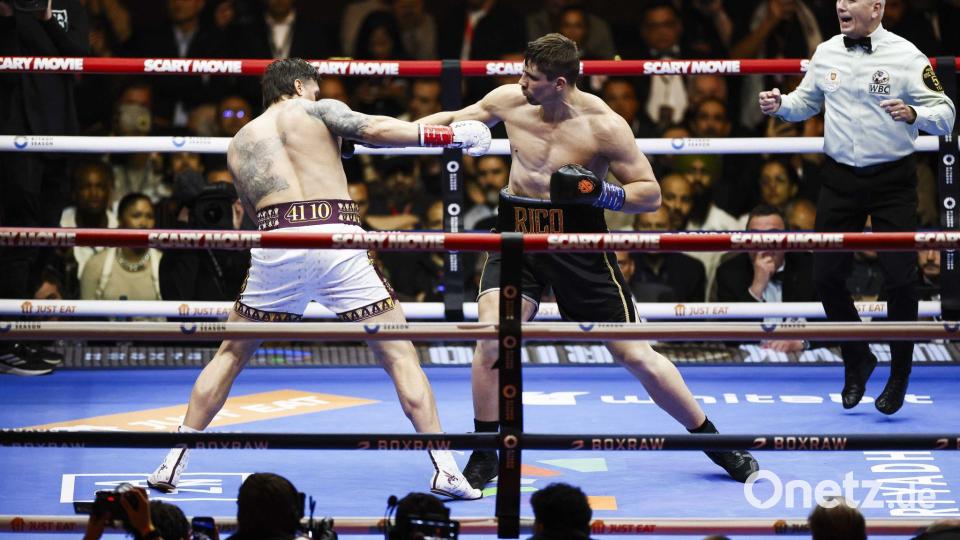 Rico Verhoeven im Kampf gegen Oleksandr Usyk (l) an den Pyramiden von Gizeh. Bild: Koen Van Weel/ANP/dpa