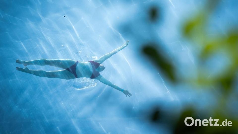 Eine Person schwimmt im Sky Pool in der Nähe der US-Botschaft in Nine Elms, Südlondon. Bild: James Manning/PA Wire/dpa