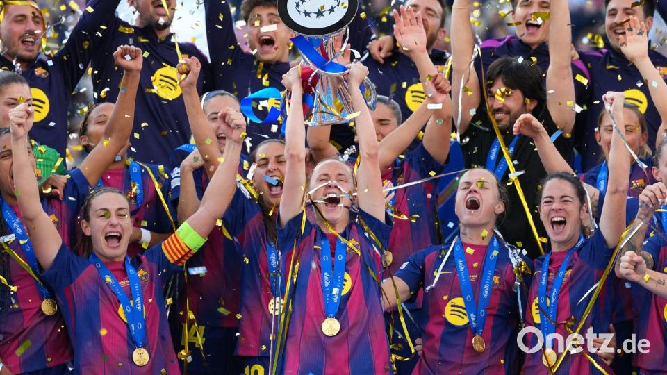 Der FC Barcelona und Torjägerin Ewa Pajor (Mitte) jubeln. Bild: Kirsty Wigglesworth/AP/dpa