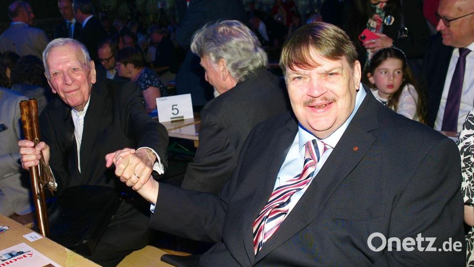 Bernd Posselt (r), Sprecher der Sudetendeutschen Volksgruppe, mit dem Schriftsteller Milan Uhde (l), dem diesjährigen Preisträger des Europäischen Karlspreises der Sudetendeutschen, an einem Tisch. Bild: Michael Heitmann/dpa