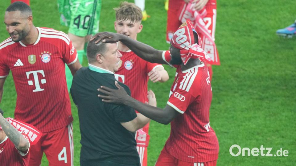 Max Eberl (M) feiert mit den Bayern-Spielern nach dem Münchner Finalsieg auf dem Platz. Bild: Soeren Stache/dpa