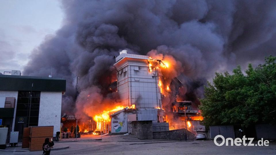 Ein Gebäude brennt nach einem russischen Raketenangriff in Kiew. Bild: Efrem Lukatsky/AP/dpa