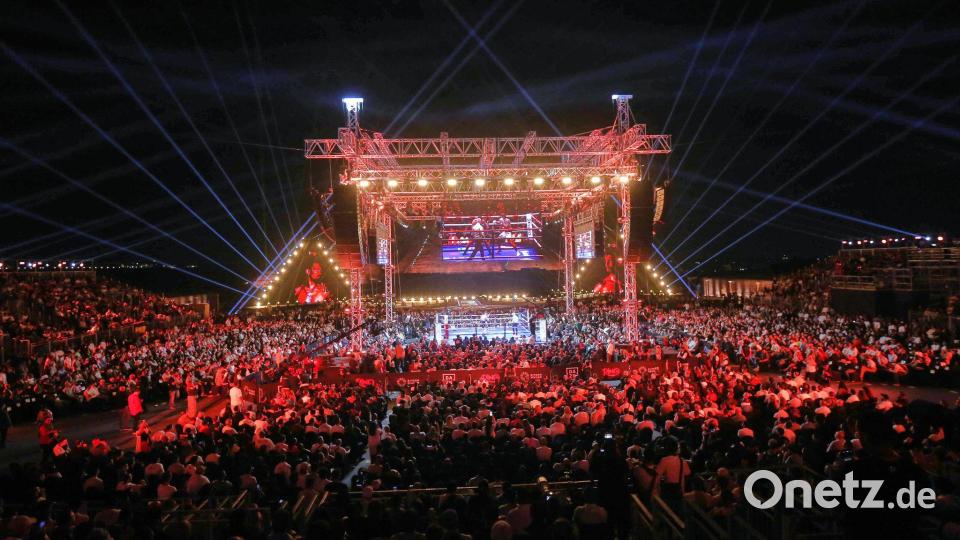 Eine Lasershow wird vor dem Boxkampf zwischen dem ukrainische Box-Star Oleksandr Usyk und Kickbox-Idol Rico Verhoeven vor den Pyramiden von Gizeh gezeigt. Bild: STR/AP/dpa