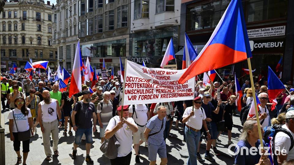 Hunderte zogen bei dem Protestmarsch gegen den Sudetendeutschen Tag durch Brno (Brünn). Bild: Šálek Václav/CTK/dpa