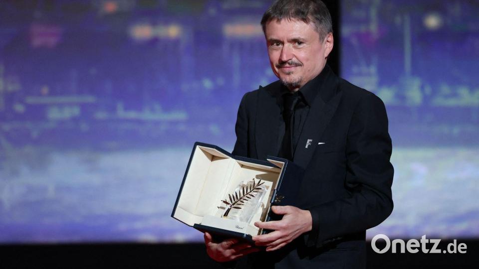 Der rumänische Regisseur, Drehbuchautor und Produzent Cristian Mungiu feiert auf der Bühne nach dem Gewinn der Goldenen Palme für seinen Film „Fjord“ bei der Abschlusszeremonie der 79. Ausgabe der Filmfestspiele von Cannes. Bild: Sameer Al-Doumy/AFP/dpa