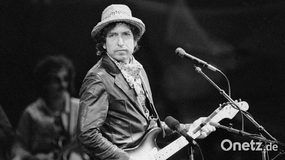 Dieses Foto von 1984 zeigt den Musiker im St. Jakob-Park Stadion auf der Bühne. (Archivbild) Bild: Str/KEYSTONE/epa/dpa