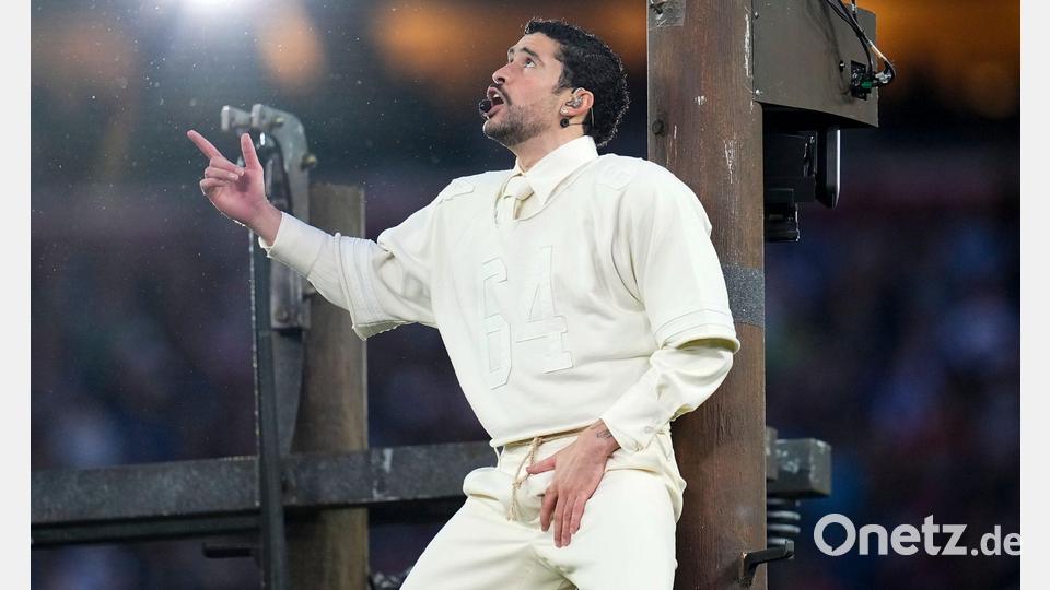 Durch Stars wie Bad Bunny ist der „Crotch Grab“ zum kulturellen Phänomen geworden. (Archivbild) Bild: Sue Ogrocki/AP/dpa