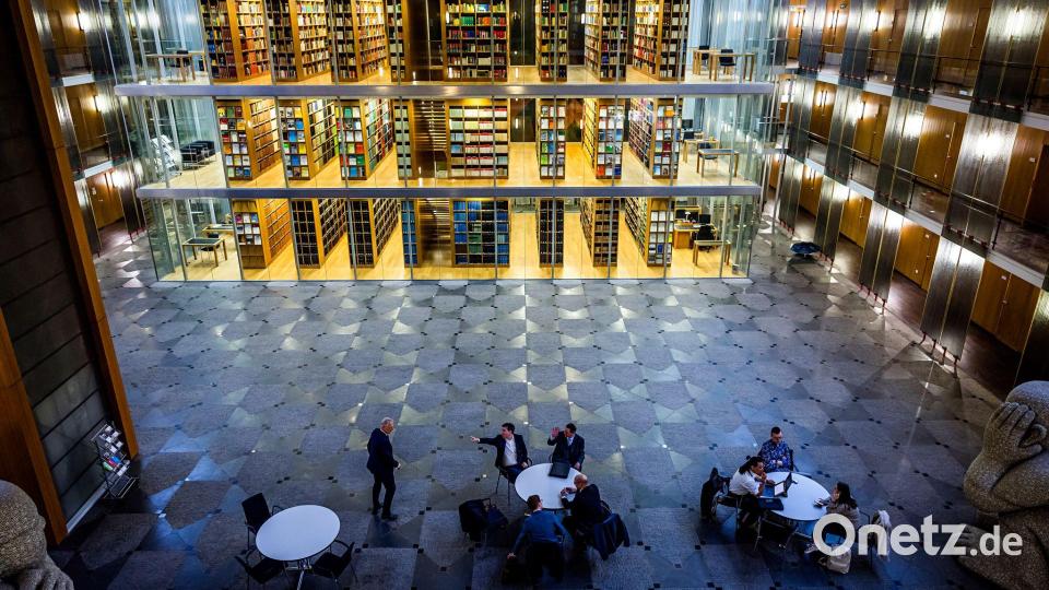 Das nordrhein-westfälische Oberverwaltungsgericht, hier die Eingangshalle mit der Rechtsbibliothek, beschäftigt sich am Mittwoch mit Teleshopping. (Archivbild) Bild: Lars Berg/dpa