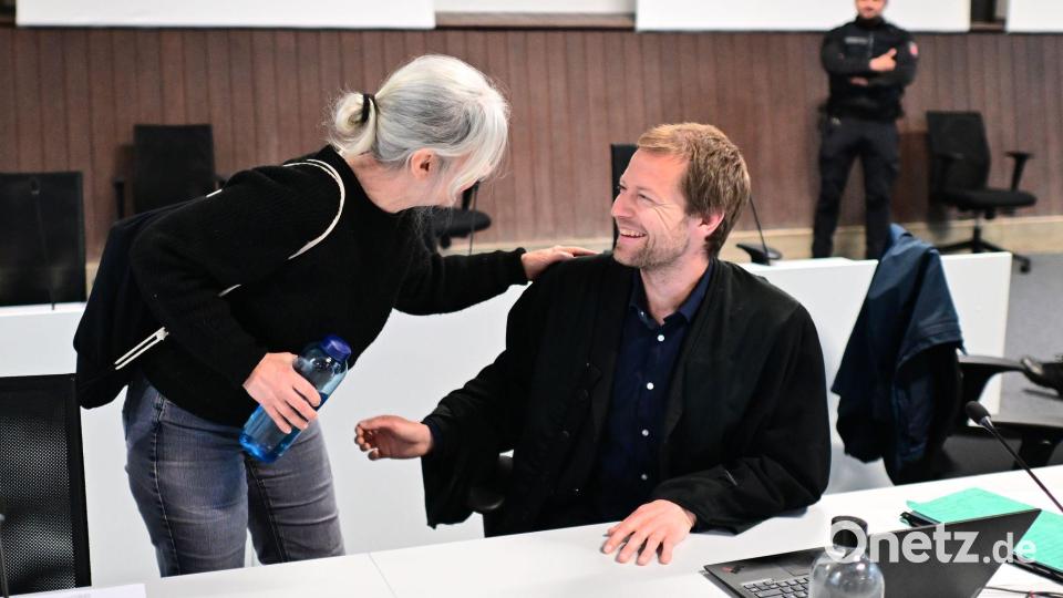 Klette und ihr Anwalt wirken freundschaftlich vertraut miteinander. (Archivbild) Bild: Sina Schuldt/dpa