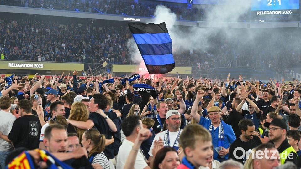 Organisierter Platzsturm nach dem Aufstieg. Bild: Swen Pförtner/dpa