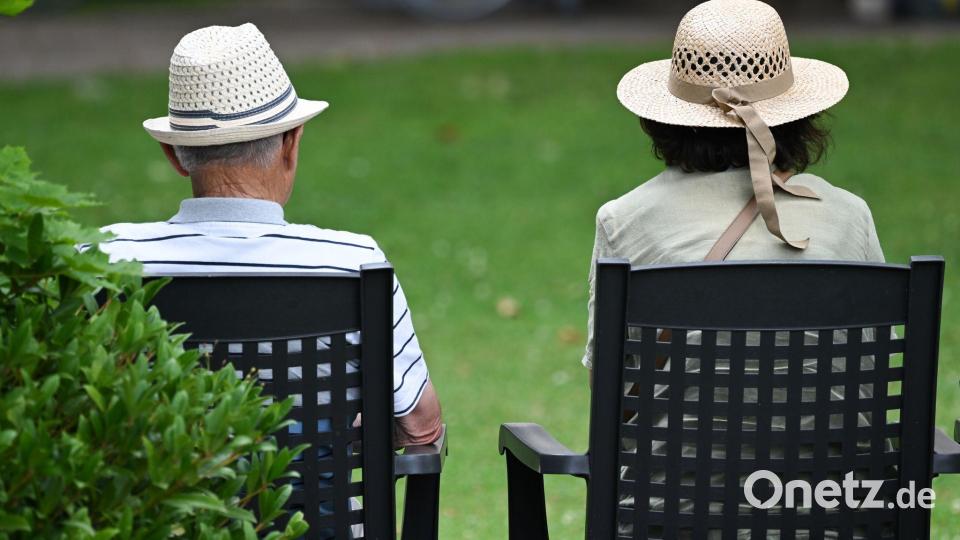 Nicht nur die Rentner, auch die Pensionäre sollten sich auf Änderungen einstellen. (Symbolbild) Bild: Arne Dedert/dpa