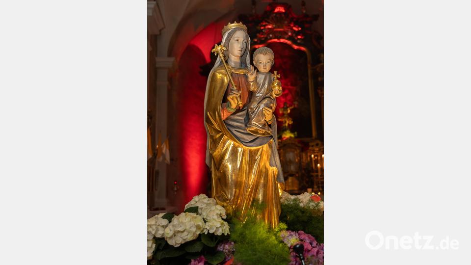 Auch Figuren und Statuen wie diese geschnitzte Muttergottes konnten die Besucher bei der Nacht der offenen Kirchen aus nächster Nähe bestaunen. Bild: Roland Wellenhoefer