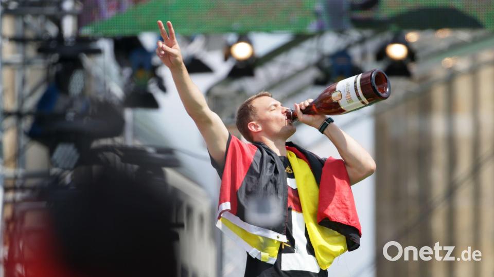2014 feiert Manuel Neuer mit dem DFB-Team den WM-Sieg in Berlin. (Archivbild) Bild: picture alliance / dpa