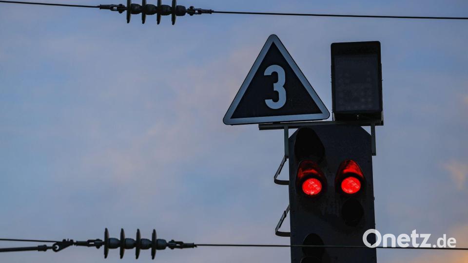 Der Zug konnte nicht mehr weiterfahren - die Passagiere mussten in einen Bus umstiegen (Symbolbild) Bild: Oliver Berg/dpa