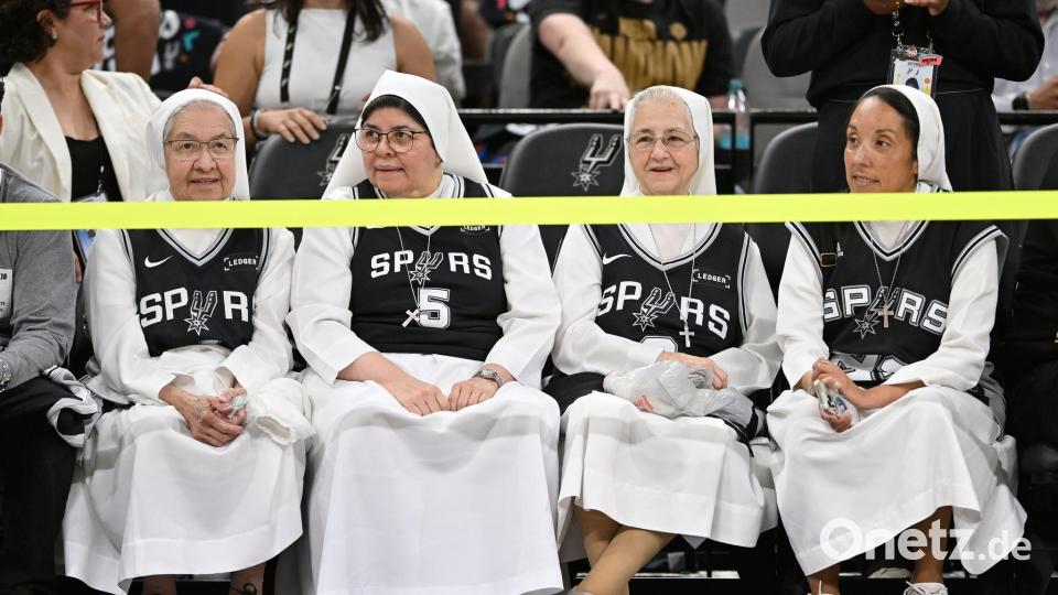 Zuschauer verfolgen ein NBA-Basketballspiel. Bild: Darren Abate/AP/dpa