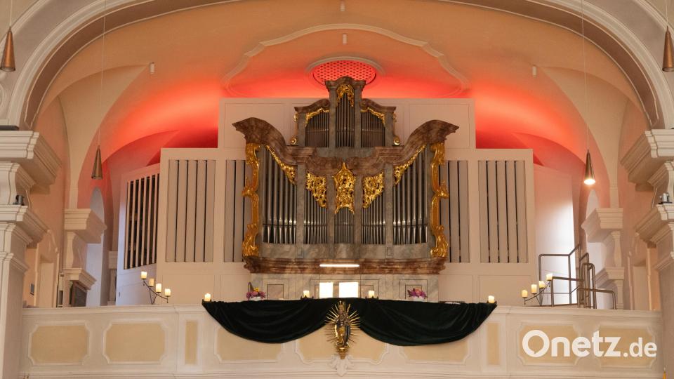 Blick zur illuminierten Orgel in der katholischen Stadtpfarrkirche Erbendorf. Bild: Roland Wellenhoefer