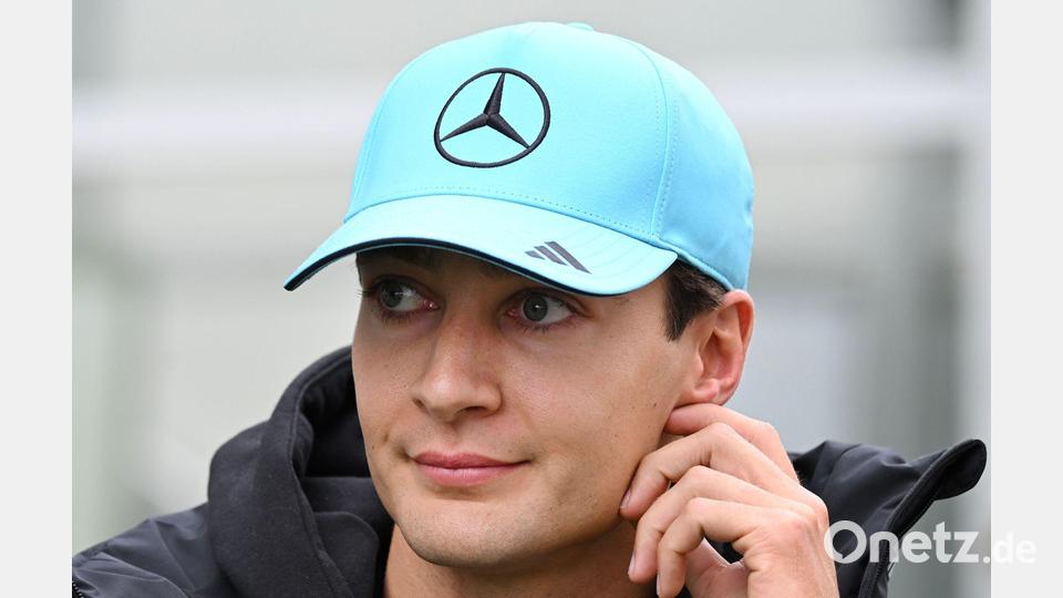 Motorsport: Formel-1-Weltmeisterschaft, Grand Prix von Kanada, Rennen. Der britische Mercedes-Pilot George Russell geht vor dem Rennen durch das Fahrerlager. (zu dpa: «Mit Wut und Können: Antonelli dominiert die Formel 1») Bild: Graham Hughes