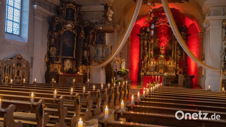 Die katholische Stadtpfarrkirche war mit hunderten echten Kerzen in ein mystisches Licht getaucht. Besonders beeindruckend zeigte sich der Altarraum. Bild: Roland Wellenhoefer
