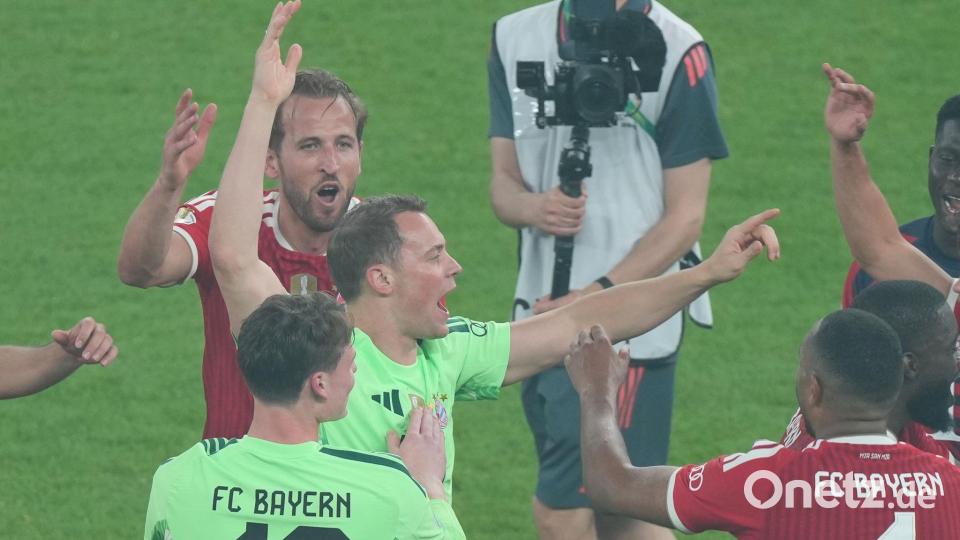 Manuel Neuer feiert mit seinen Bayern-Kollegen den Pokalsieg. Bild: Soeren Stache/dpa
