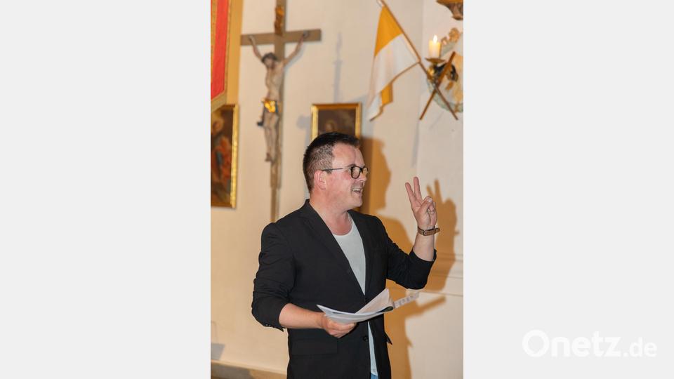 Johannes Dostler führte die Besucher durch die katholische Stadtpfarrkirche und erzählte zahlreiche interessante Details zur Geschichte und Ausstattung. Bild: Roland Wellenhoefer