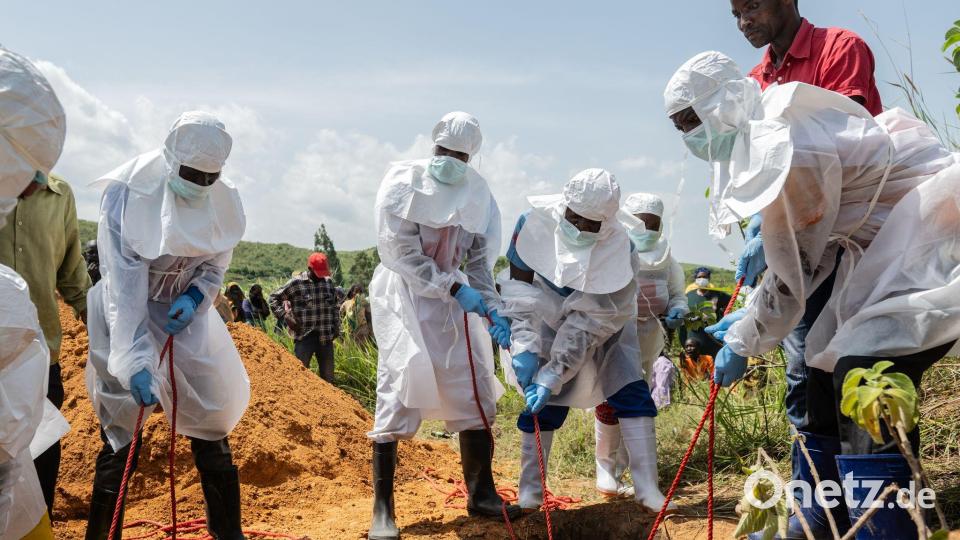 Auch die Leichen verstorbener Ebola-Patienten sind hochansteckend. (Archivbild) Bild: Moses Sawasawa/AP/dpa