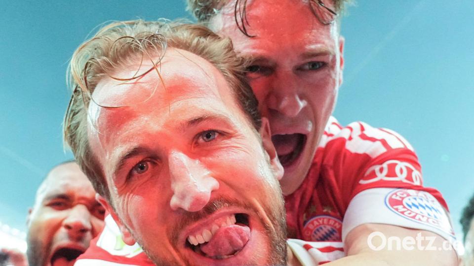 Hattrick-Schütze Harry Kane jubelt nach seinem Elfmeter zum 3:0-Endstand mit Joshua Kimmich. Bild: Michael Kappeler/dpa