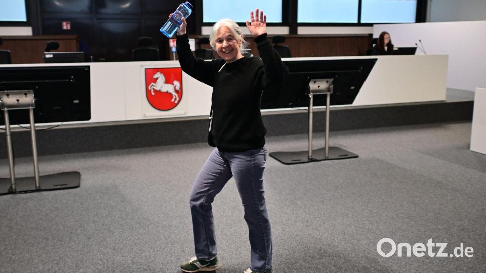 Daniela Klette winkt freudig, wenn Unterstützer im Publikum sitzen. (Archivbild) Bild: Sina Schuldt/dpa
