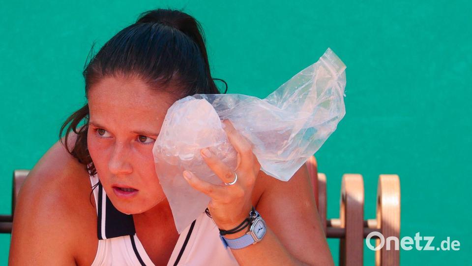 French Open in Paris: Kasatkina kühlt sich im Frauen-Einzel gegen Sonmez mit einem Eisbeutel Bild: Frank Molter/dpa