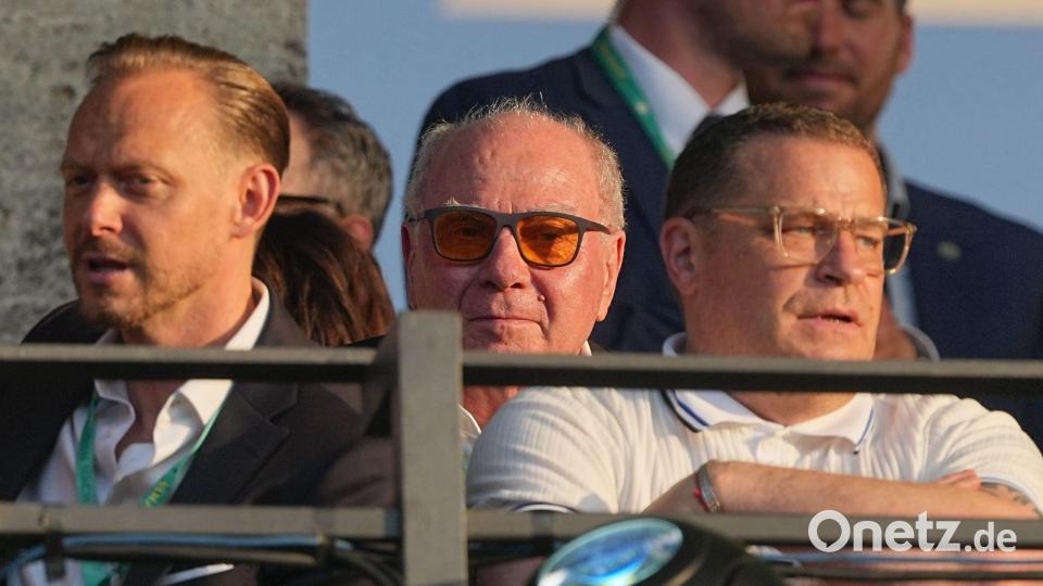 Gemeinsam im Olympiastadion auf der Tribüne: Uli Hoeneß (M) und Max Eberl (r). Bild: Michael Kappeler/dpa