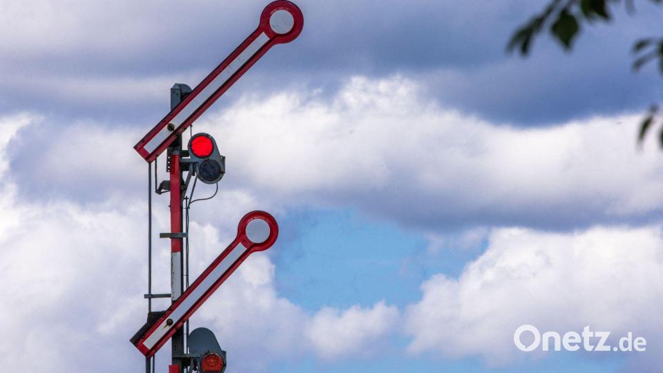 Trotz freier Fahrt endete die Zugreise für 300 Passagiere mitten auf der Strecke. (Symbolbild) Bild: Jens Büttner/dpa