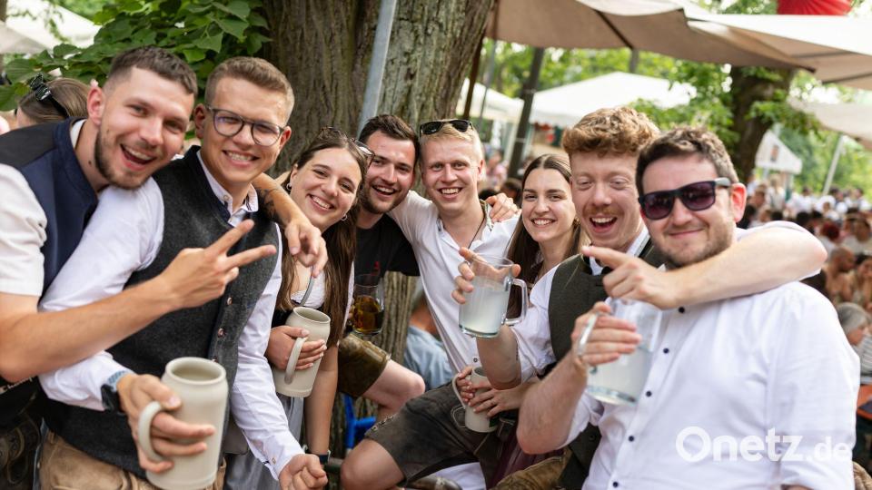Die meisten wollten einfach nur feiern, lautet der Tenor vieler Besucherinnen und Besucher. Bild: Daniel Karmann/dpa